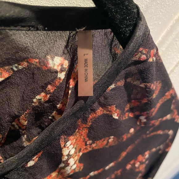 Robert Graham Silk Top - Picture 7 of 8